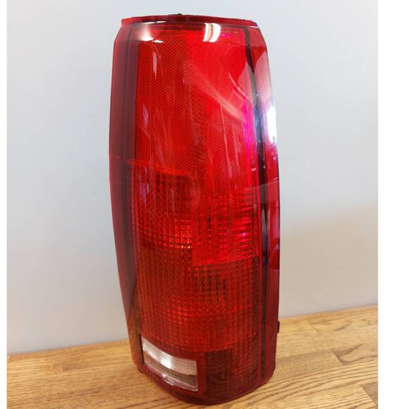 Right Tail Light for 88–99 Chevy GMC Cadillac Truck GM080-B0002 Replacement - Picture 3 of 11